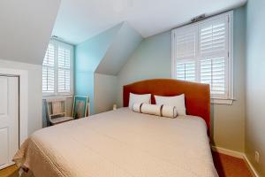 帕瓦雷斯岛34 Compass Ct的一间卧室设有一张床和两个窗户。
