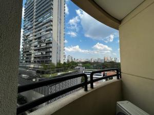 圣保罗Belíssimo FLAT - Faria Lima - Pinheiros的阳台享有高楼的景致。