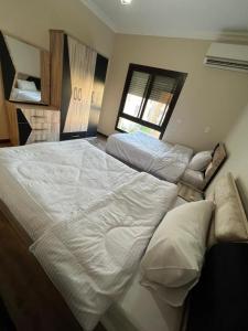 Sheikh Zayedالقاهره حلوان تقسيم سلاح المهندسين شارع الجبل的卧室内的一张大白色床,带有窗户