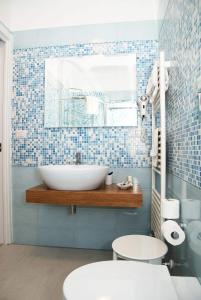 切萨雷奥港法里独家住宿加早餐旅馆的浴室设有白色水槽和蓝色瓷砖
