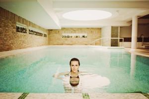 维拉尼克罗克斯基尔博尔葡萄酒Spa度假酒店的妇女在游泳池游泳