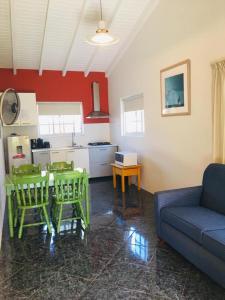 奥拉涅斯塔德La Felicidad Aruba的带沙发和桌子的客厅以及厨房。