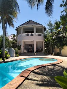 GaluDiani Hideaway Beach Villa的别墅前设有游泳池