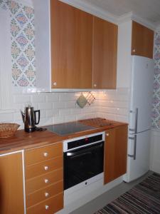 HedemoraRöda stugan的厨房配有炉灶和冰箱。