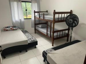 安格拉杜斯雷斯Casa Temporada , Parque mambucaba的客房设有两张双层床和风扇。