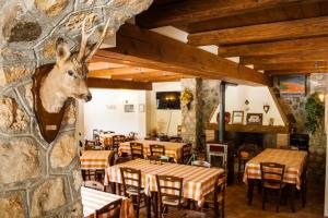 斯坎诺阿尔派斯池欧乡村民宿的墙上有桌子和鹿头的餐厅