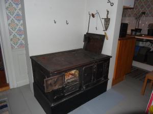 HedemoraRöda stugan的旧木炉坐在房间里