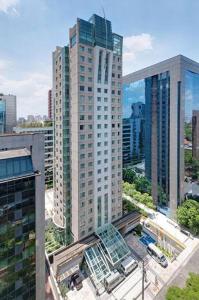 圣保罗Suite executiva reformada dentro do hotel Radisson的城市空中景观高楼