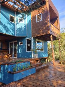 拉佩德雷拉Nairandey的蓝色的房屋,设有木甲板