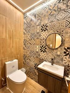 圣多明各Hotel La Colonia的一间带卫生间和水槽的浴室