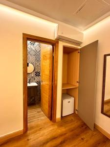 圣多明各Hotel La Colonia的走廊上设有通往浴室的门