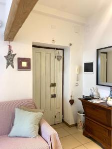 佩波利堡Appartamento Simona的带沙发和镜子的客厅