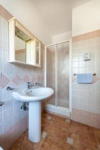 卡斯泰诺福奇伦托Residence Martino - Casa Vacanze的一间带水槽和淋浴的浴室