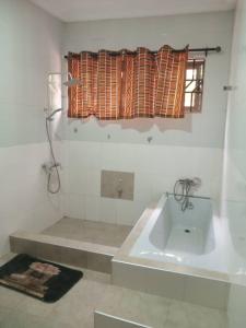 AshalebotweGilbert Dai Ventures的白色的浴室设有水槽和窗户。