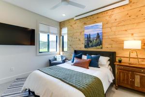 ThayneModern Turnerville Cabin with Hot Tub and Scenic Views的一间带大床和电视的卧室