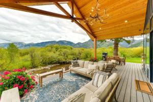 ThayneModern Turnerville Cabin with Hot Tub and Scenic Views的木制甲板上配有沙发和椅子的庭院