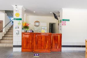 瓜塔佩Hotel Verony Guatape的一间设有木制橱柜和楼梯的房间