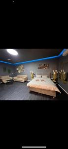 海法Jentelmen rooms的一间卧室设有一张大床和蓝色的墙壁