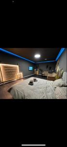 海法Jentelmen rooms的卧室配有一张白色大床和蓝色的灯光