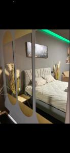海法Jentelmen rooms的卧室配有一张壁挂镜子的床