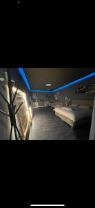 海法Jentelmen rooms的带沙发和蓝色灯光的客厅