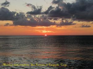 坎佩切Casa Rosanna的远方的太阳在海上的日落