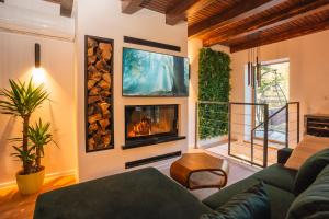 SoboliThe Magic Forest - Holiday Home & Spa Zone Platak的带沙发和壁炉的客厅