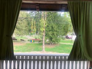 圣乔治-伯伊Bradul的享有公园景致的窗户。