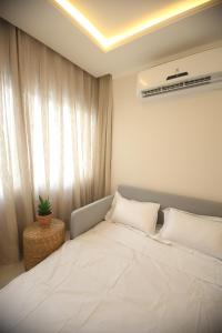 福塔莱萨Flat Beira Mar的卧室配有一张大白色床和窗户