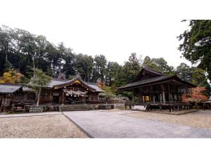 松江市Yuuai Kumanokan - Vacation STAY 27598v的一座树木林立的大型木质建筑