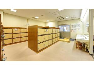 松江市Yuuai Kumanokan - Vacation STAY 27598v的客房内的浴室设有储物柜和水槽。
