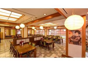 松江市Yuuai Kumanokan - Vacation STAY 27598v的餐厅设有木桌和椅子及灯