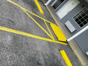 布兰森SUNSET INN的街上一个空的停车场,有黄色的线条