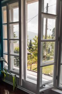 马夫罗沃Villa Mavro Mavrovo的享有庭院景致的开放式窗户