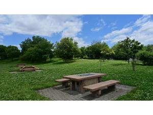 鱼沼市Asakusa Sanso - Vacation STAY 52021v的公园里的野餐桌和长椅