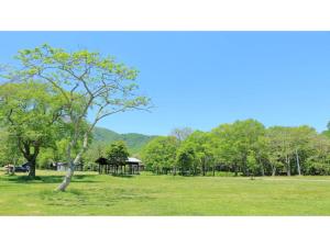 鱼沼市Asakusa Sanso - Vacation STAY 52021v的一座公园,公园里种着树,设有凉亭