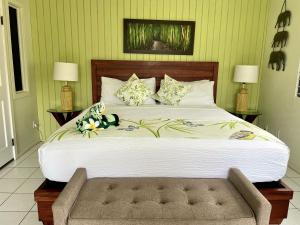 科纳大岛静养旅馆的一间卧室配有一张大床和两盏灯。