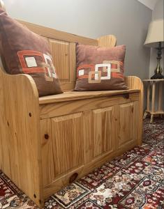 多尼戈尔Breezy Point Guesthouse的一张带两个枕头的木沙发