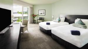 苏瓦太平洋大酒店的酒店客房设有两张床和一台平面电视。