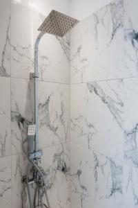 塞萨洛尼基ELITE APARTMENTS的带淋浴的浴室,拥有白色的大理石墙壁