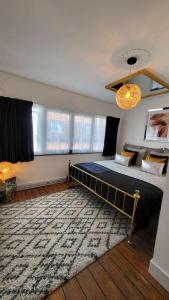 哈瑟尔特DS39 - A Sexy & Stylish 2 bedroom Apartment with Private Terrace in the centre of Hasselt的一间卧室配有一张床和一张大地毯