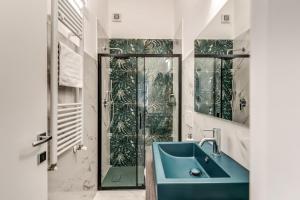 罗马Nala Luxury Apartment with terrace的浴室配有蓝色水槽和淋浴。