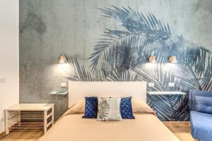 罗马Nala Luxury Apartment with terrace的一间卧室配有一张床和棕榈树壁画