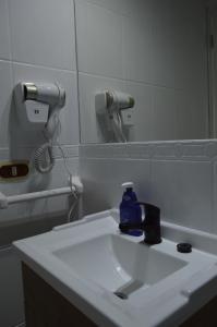 奇廉Hotel Rukalaf的浴室水槽设有肥皂机和镜子