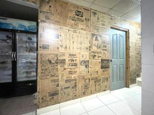 巴拿马城OyeBonita Hostel的厨房里挂有图画和海报的墙壁