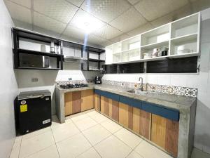巴拿马城OyeBonita Hostel的厨房配有水槽和台面