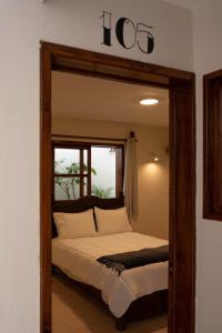圣克里斯托瓦尔-德拉斯卡萨斯Casa Venus的一间卧室配有一张带 ⁇ 的床铺