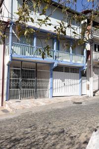 欧鲁普雷图Ouro Preto Suítes的一座带门的蓝色和白色建筑