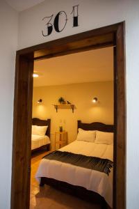 圣克里斯托瓦尔-德拉斯卡萨斯Casa Venus的一间卧室配有一张带大镜子的床