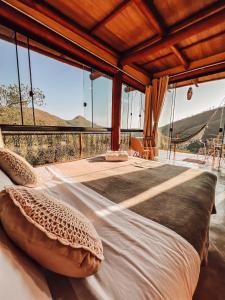 戈亚斯州上帕莱索Rustik的美景客房内的一张带枕头的大床
